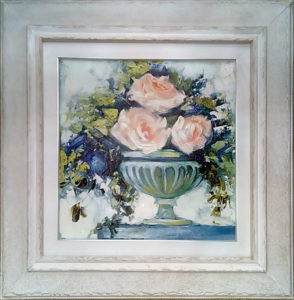 Картина Розы в вазе оформлены в багет деревянный